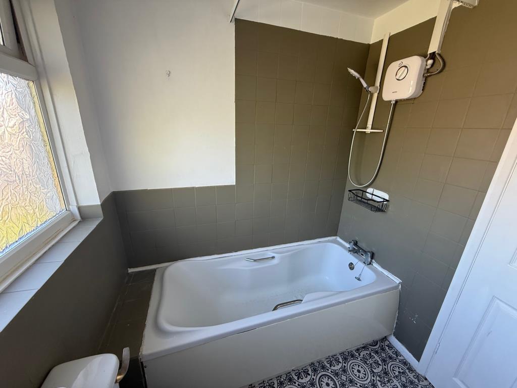 Lot: 161 - THREE-BEDROOM HOUSE WITH GARAGE - Bathroom with overhead shower